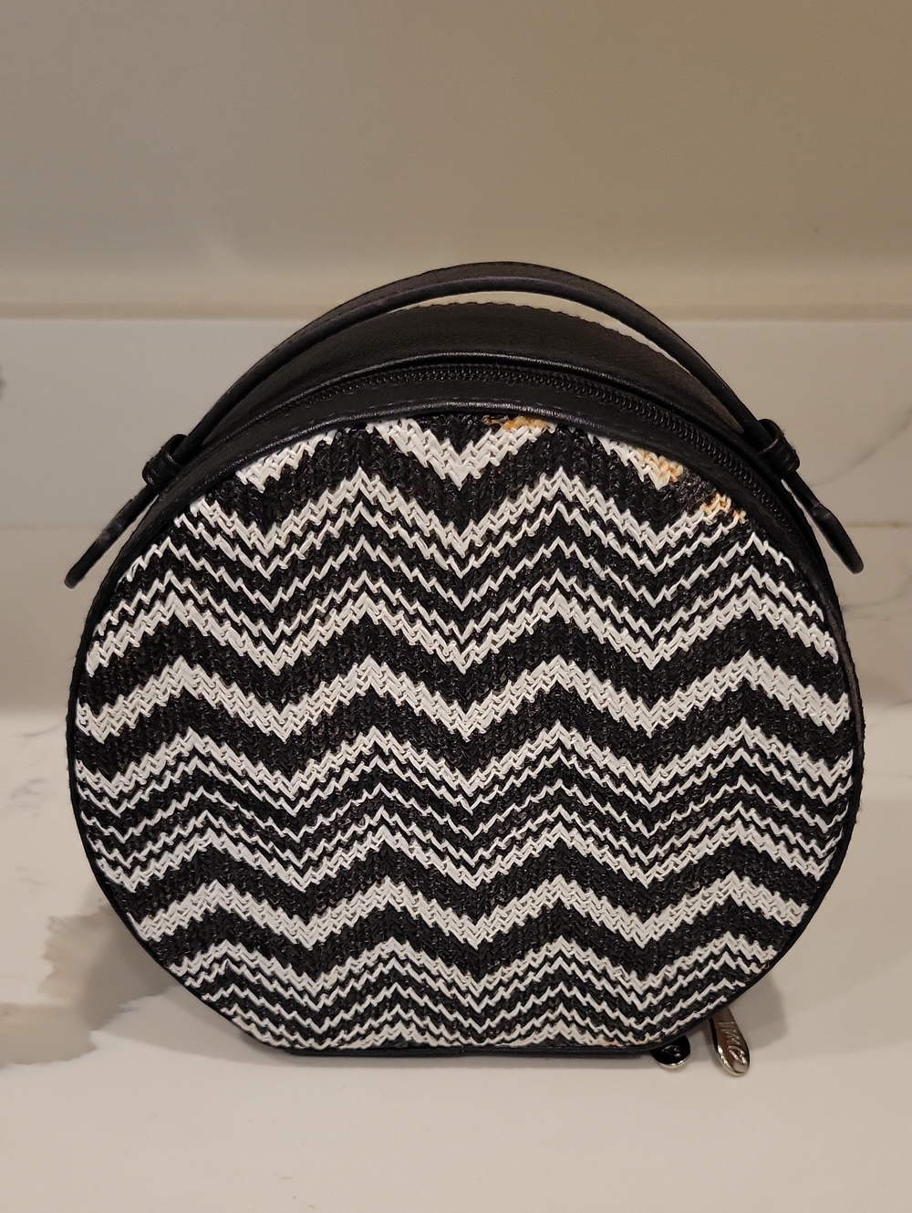Black & White Chevron Round Bag